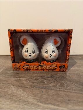 RARE! Adorable Johanna Parker Ghosts with Orange Heart Salt & Pepper Shakers-NWT